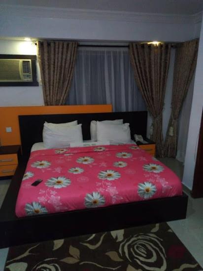 Alluring View Hotel - Toyin Sreet อีเคจา ภายนอก รูปภาพ